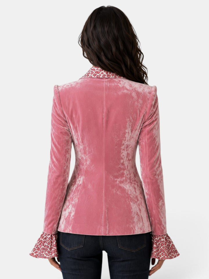 Blazer femenino moderno con estampado de leopardo, disponible en tonos rosa, tendencia elegante.