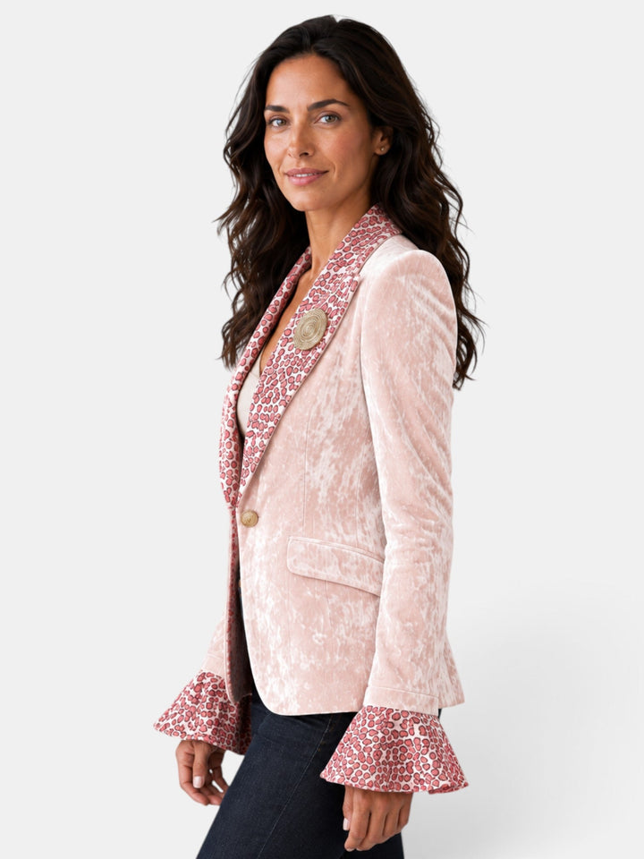 Elegante chaqueta blazer de mujer con estampado animal print leopardo, versátil para cualquier ocasión.