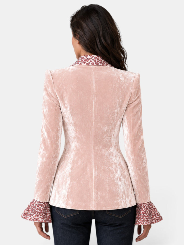 Moda audaz con este blazer de mujer estampado de leopardo. Un toque chic y femenino para tu estilo.