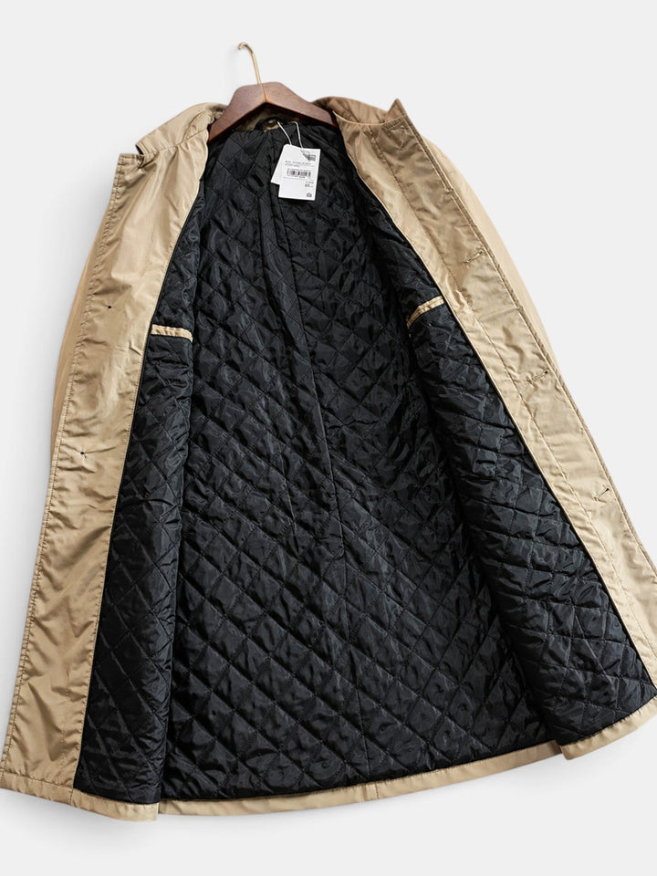 Chaqueta de hombre moderna y versátil. Perfecta para clima variable, estilo urbano casual en negro.