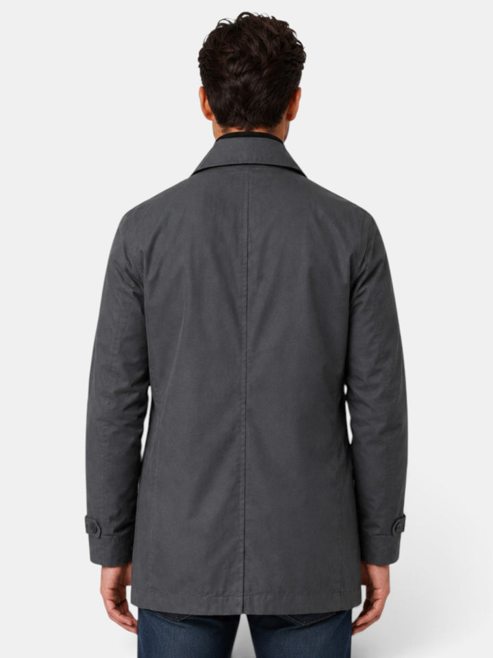 Moda masculina: chaqueta urbana gris para hombre. Versátil, protege del clima, ideal para un look moderno.