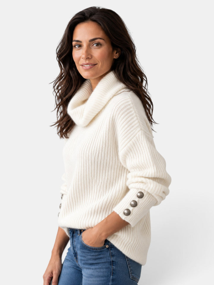 Suéter femenino ligero de cuello alto, suave y cómodo, perfecto para capas en moda casual o elegante.