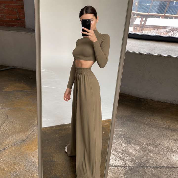 Moderno conjunto homewear mujer, perfecto para un look casual elegante y relajado.
