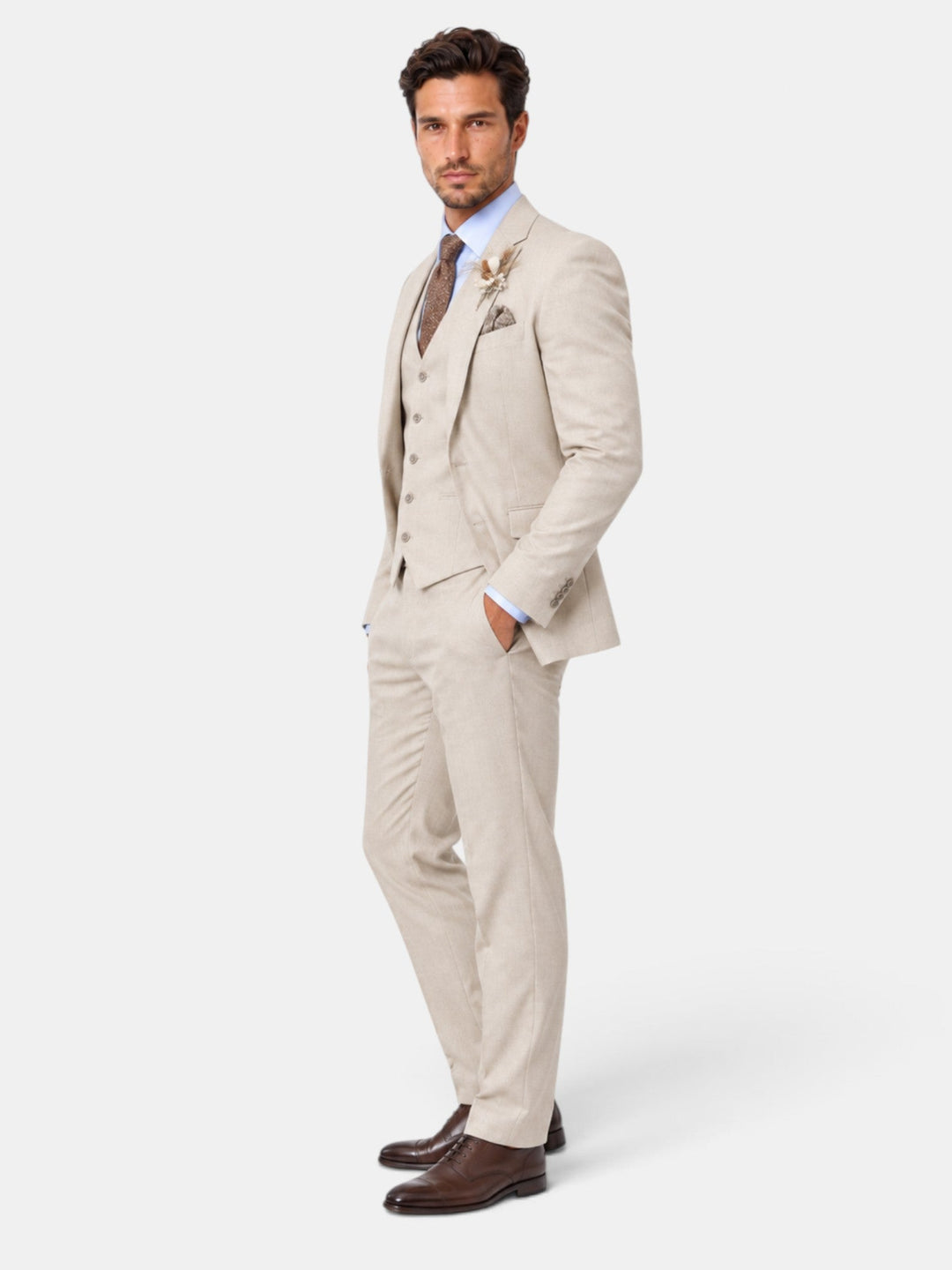 Blazer, chaleco y pantalón de vestir para hombre. Conjunto formal ideal para celebraciones y negocios.