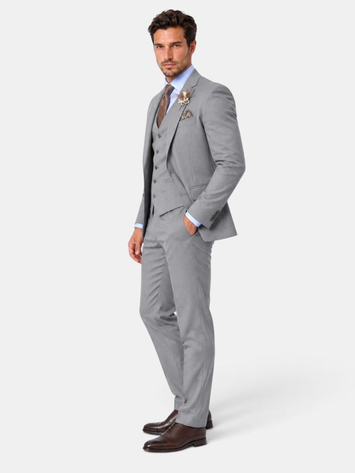 Detalle del chaleco y blazer de un traje formal para hombre, ideal para eventos y ceremonias.
