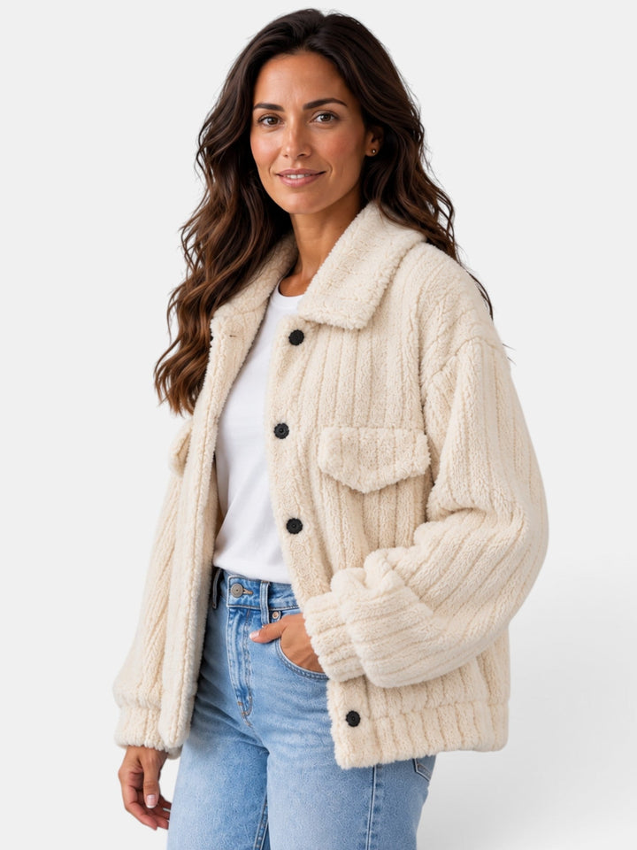 Abrigo teddy para mujer, muy suave y abrigador, ideal para un look casual de invierno.