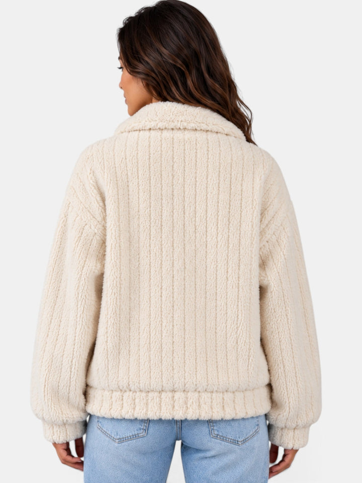 Chaqueta juvenil tipo teddy de mujer, tendencia otoño-invierno, cómoda y con estilo.