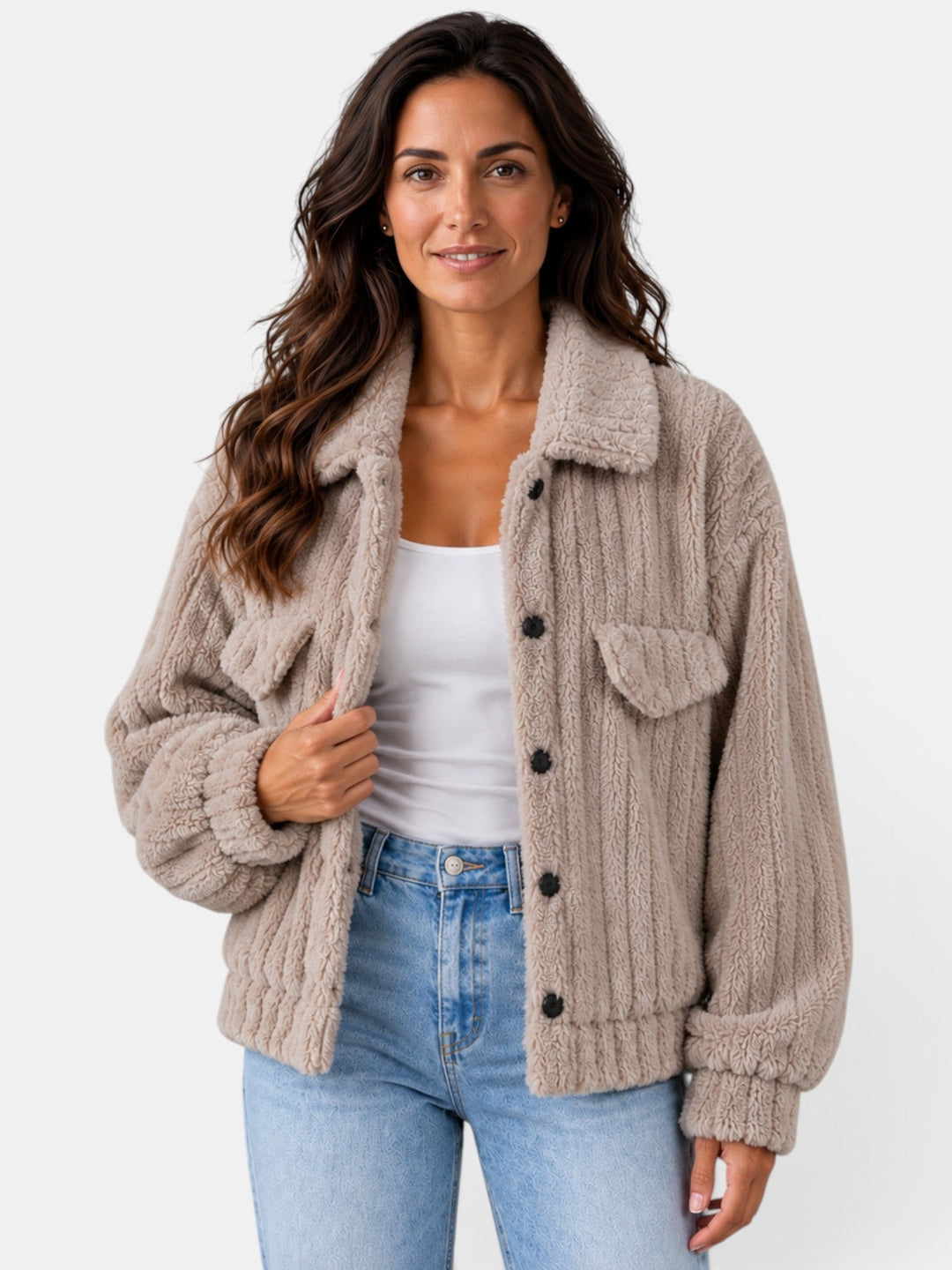 Chaqueta teddy de moda para mujer, cálida y con cuello, perfecta para un outfit versátil.