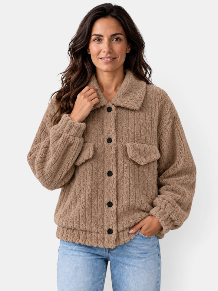 Abrigo de mujer tipo teddy, suave al tacto y muy abrigador para días fríos de otoño.