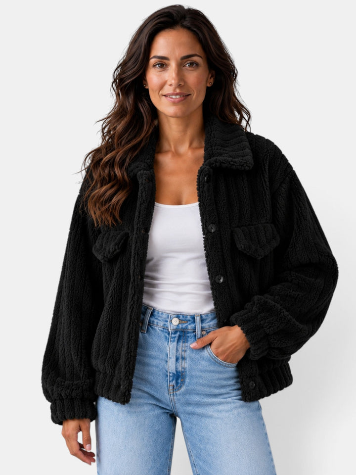 Chaqueta casual de mujer con cuello teddy, cómoda y elegante para cualquier ocasión.