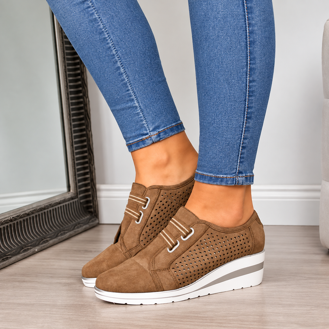 Detalle de la cuña cómoda en zapatos ortopédicos de mujer. Calzado femenino con soporte para mayor bienestar.