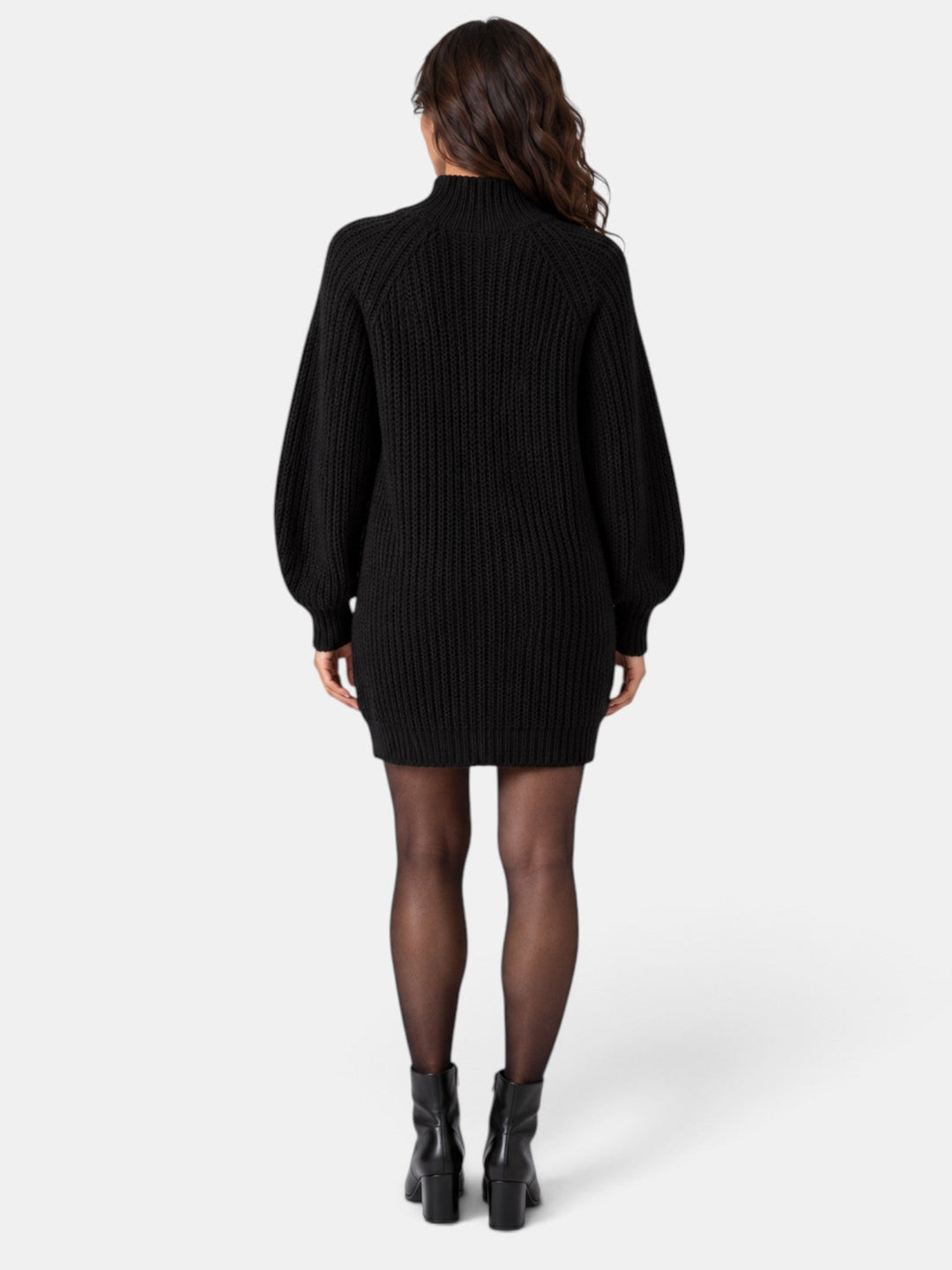 Suéter de mujer suave con cuello alto, corte oversize para un estilo casual chic de otoño.