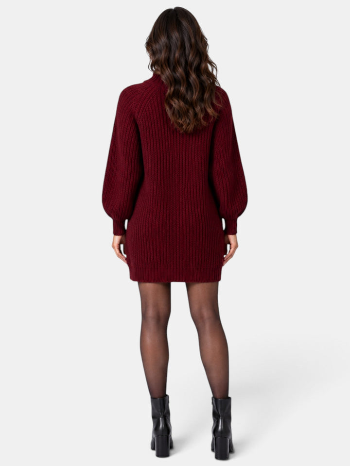 Suéter oversize de cuello alto, esencial en el armario femenino de otoño e invierno. Ropa casual.