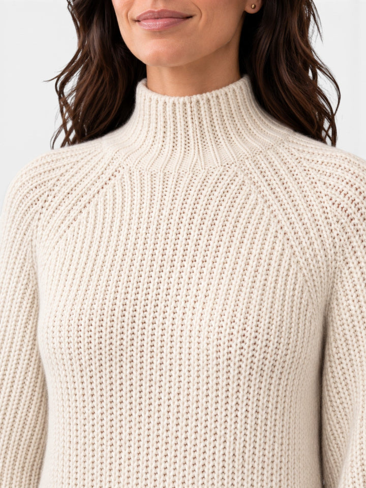 Suéter femenino de punto grueso, estilo oversize y cuello alto. Ideal para un look cómodo y diario.