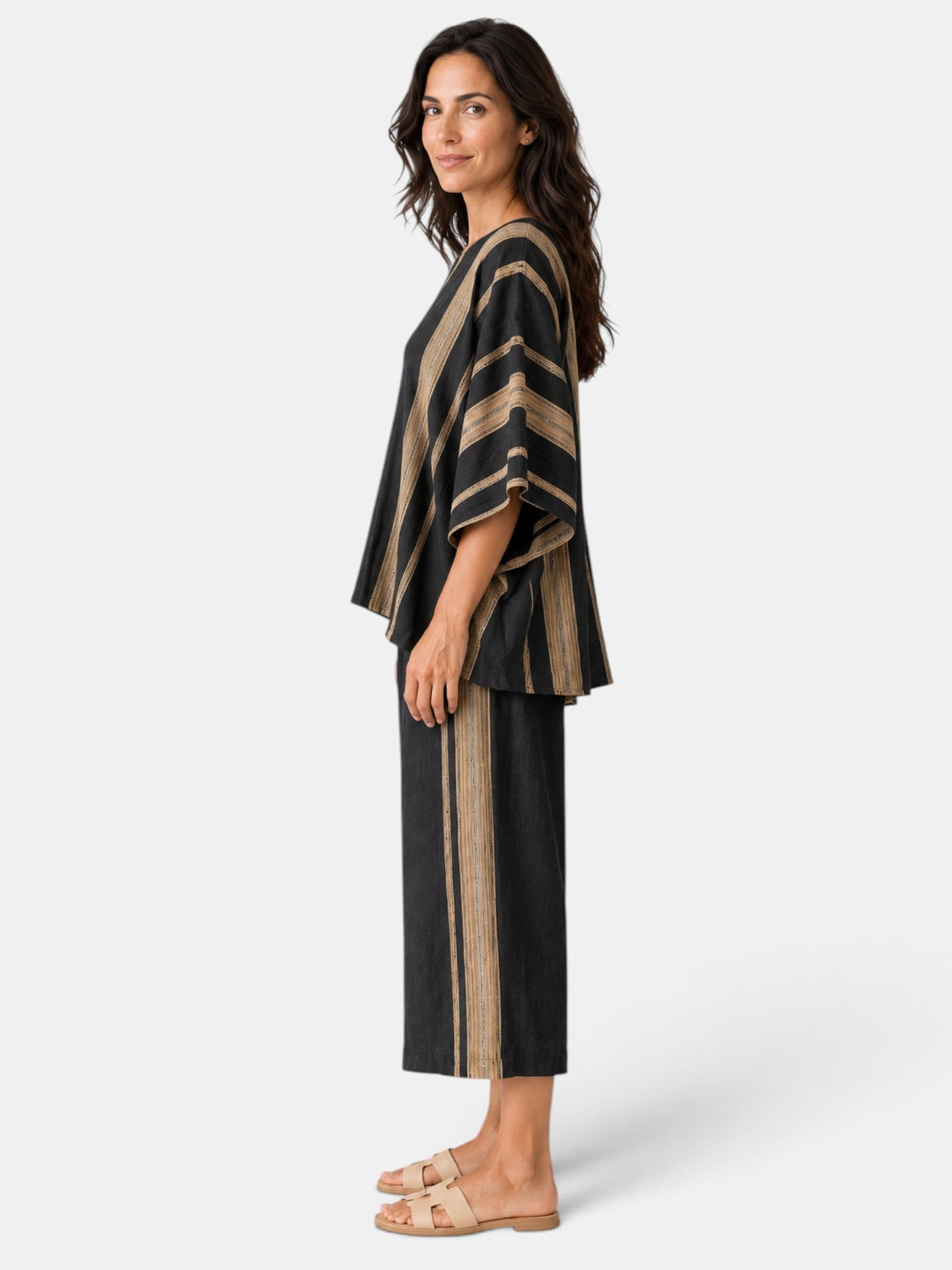 Top asimétrico moderno de moda femenina, parte del conjunto de dos piezas, perfecto para un look casual chic.