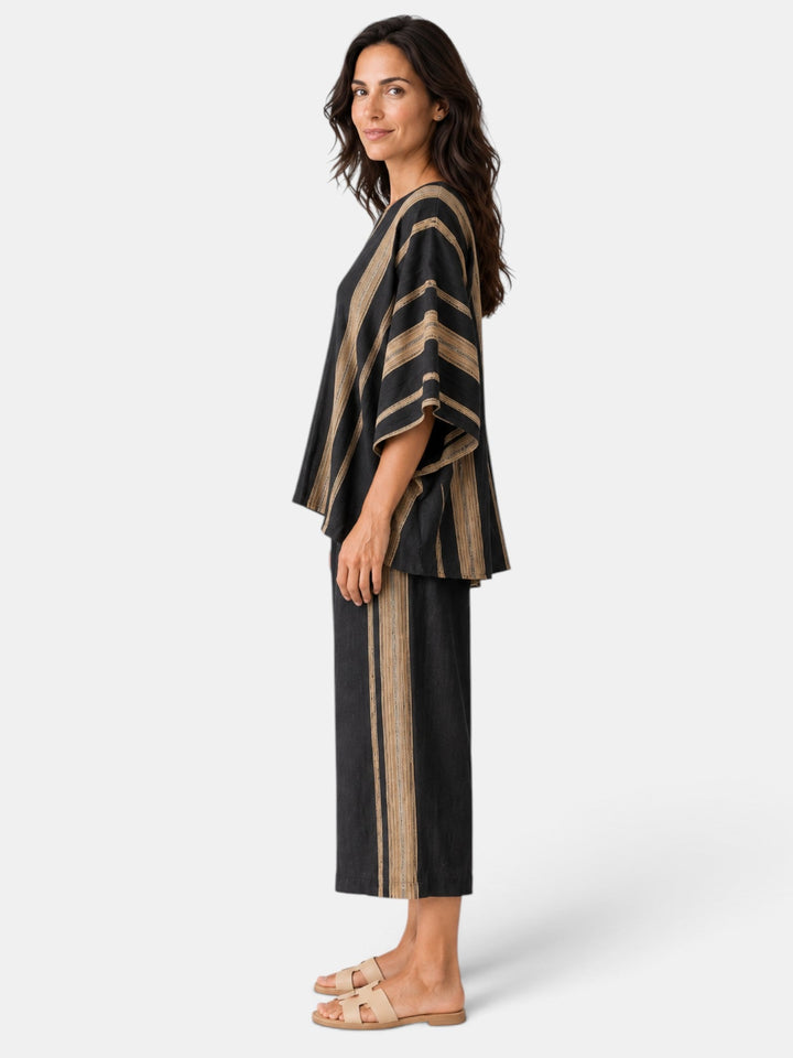 Top asimétrico moderno de moda femenina, parte del conjunto de dos piezas, perfecto para un look casual chic.