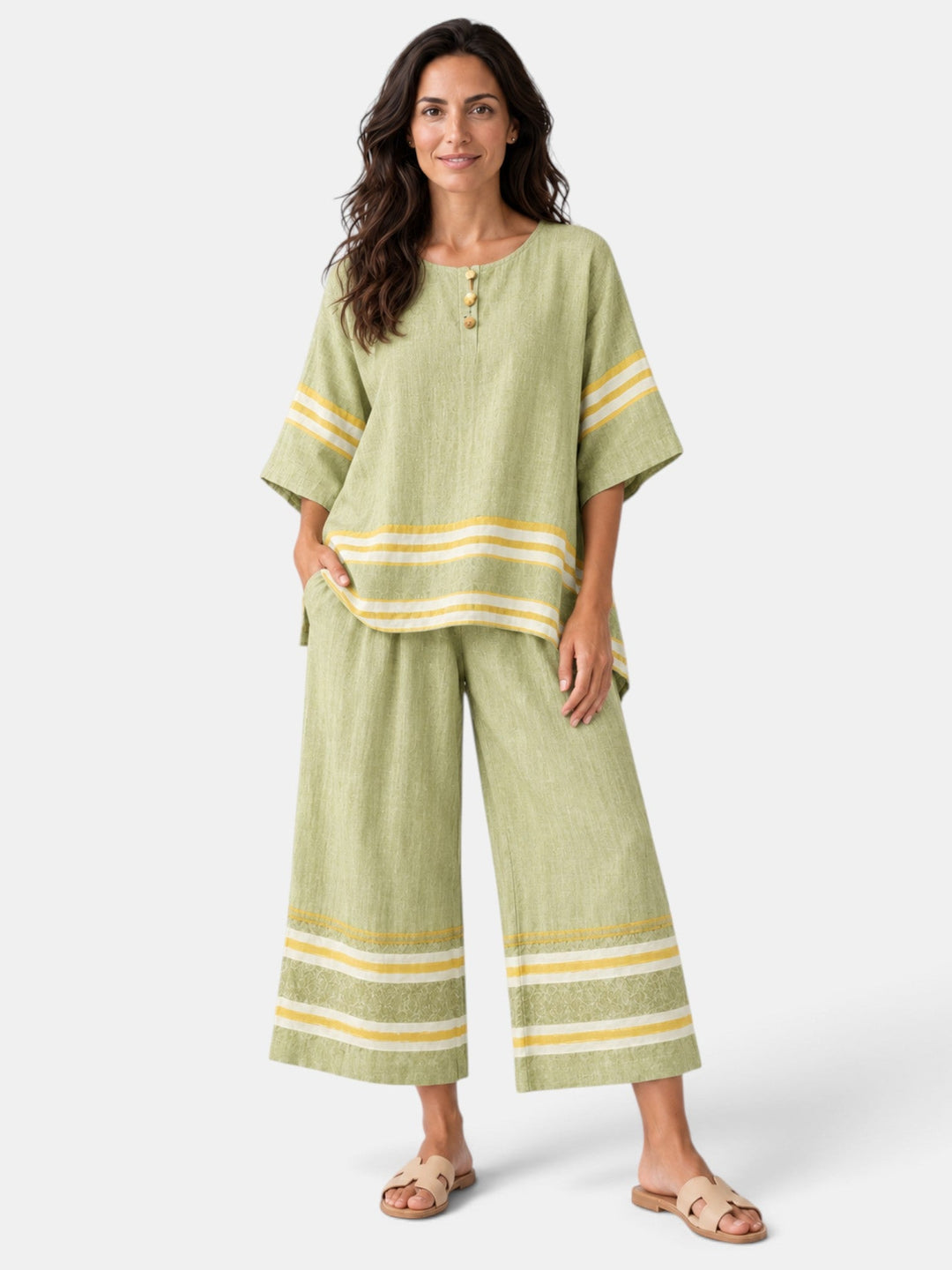 Mujer disfrutando con conjunto de dos piezas: top asimétrico y culotte, moda femenina casual para el día a día.