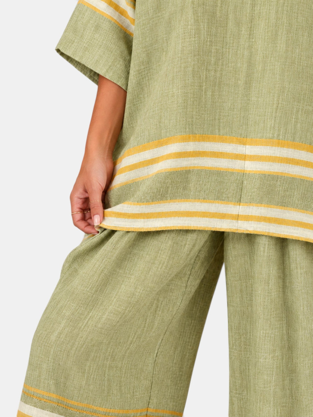 Conjunto elegante de dos piezas para mujer, con top asimétrico y culotte, ropa cómoda y moderna para cualquier ocasión.