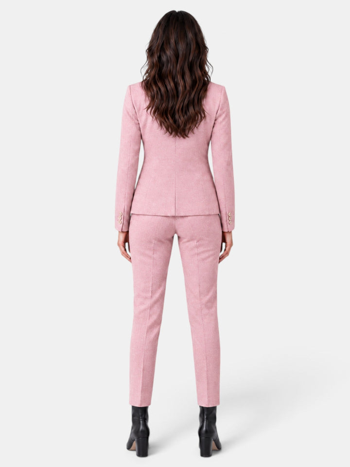 Blazer y pantalón de mujer, traje elegante y profesional. Ideal para imagen corporativa o negocios.