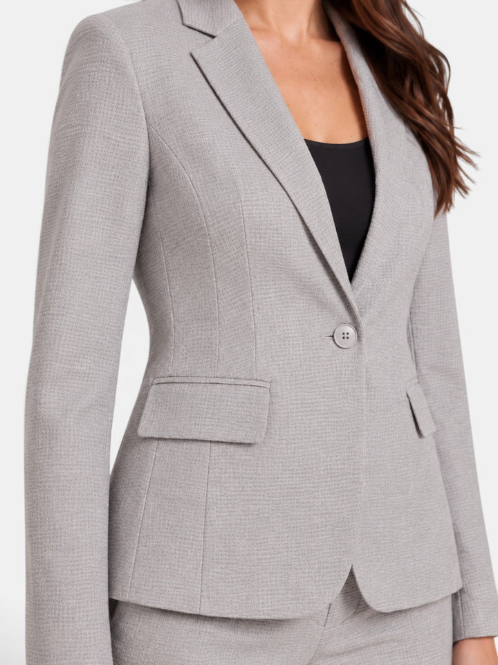 Traje sastre femenino, blazer y pantalón. Conjunto elegante para mujer, reuniones y eventos formales.