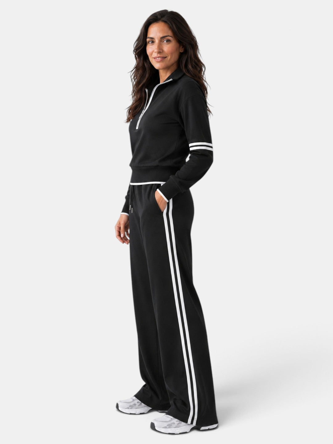 Atuendo chic de mujer. Conjunto dos piezas: cuello alto y pantalón ancho. Ropa elegante y moda femenina versátil.