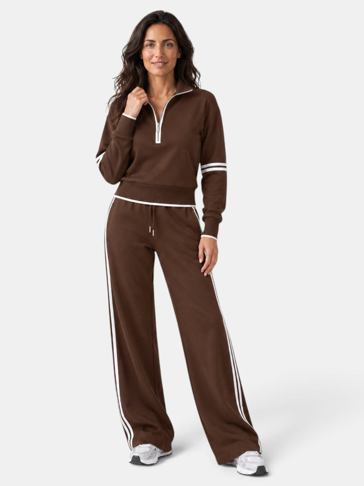 Conjunto chic de mujer, dos piezas. Top ajustado de cuello alto y pantalón ancho fluido. Moda femenina elegante.