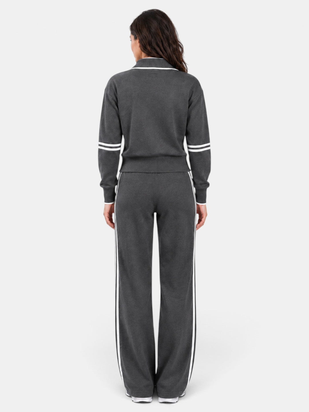 Ropa elegante de mujer. Conjunto dos piezas con top de cuello alto y pantalón ancho. Moda femenina versátil y cómoda.