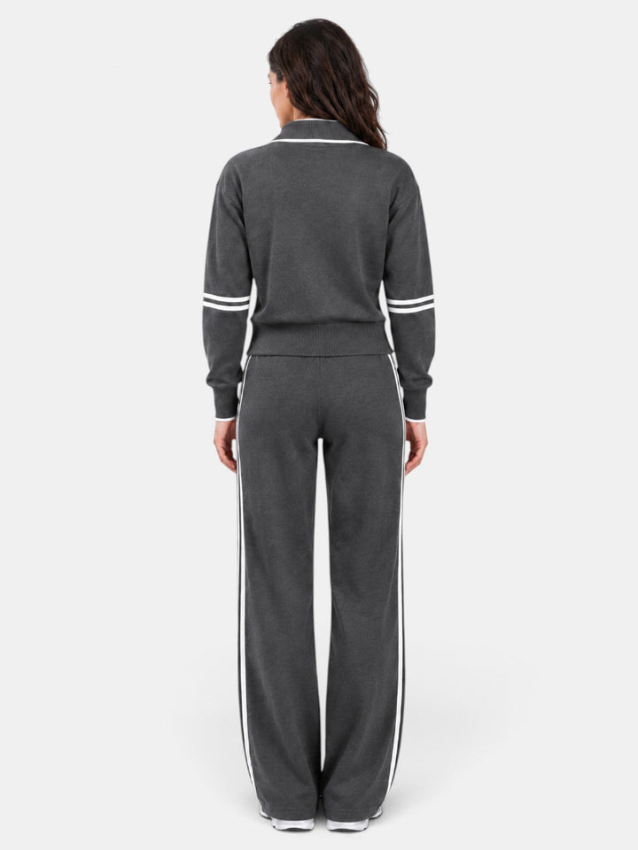 Ropa elegante de mujer. Conjunto dos piezas con top de cuello alto y pantalón ancho. Moda femenina versátil y cómoda.
