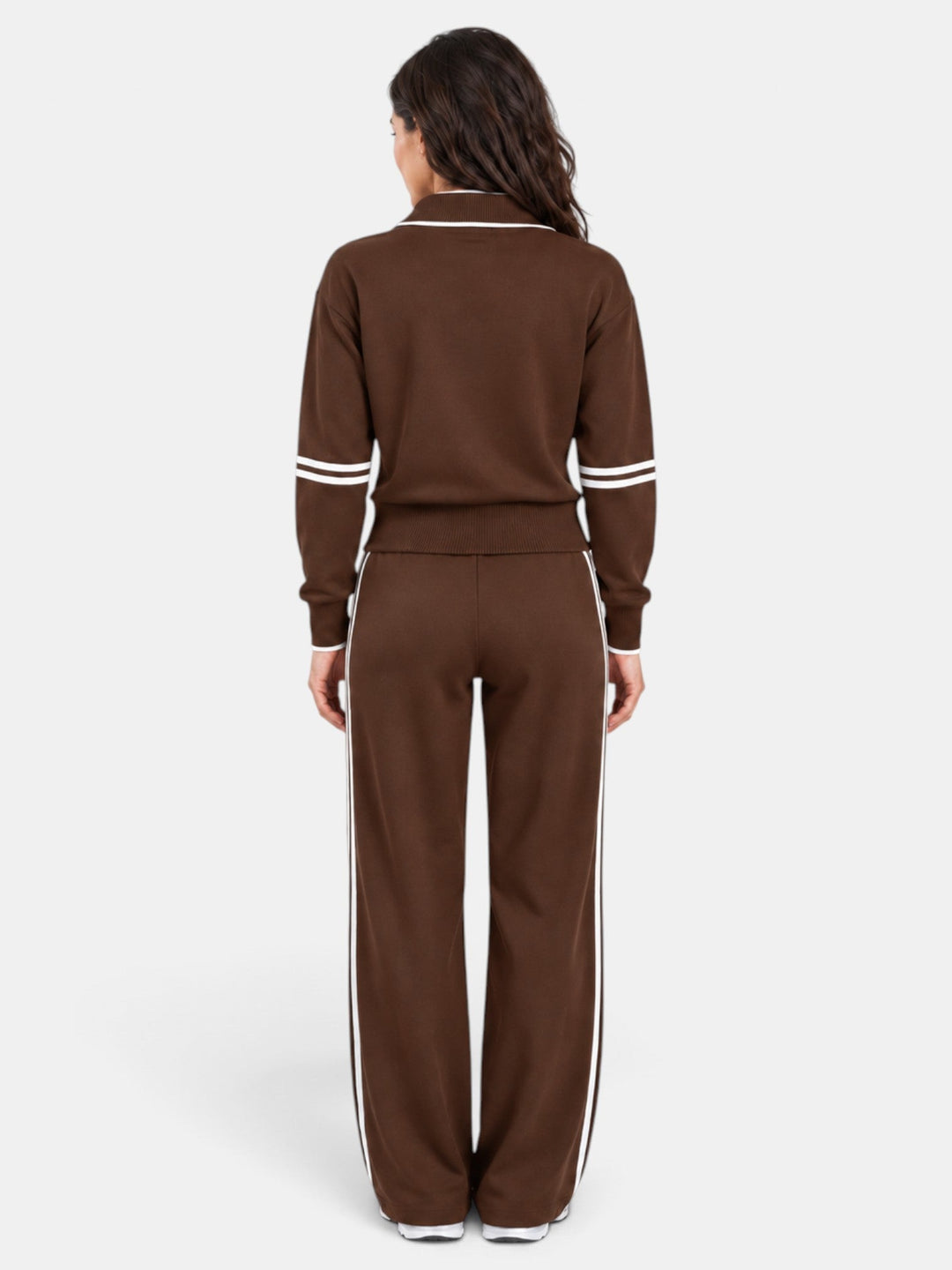 Ropa de mujer elegante y casual. Conjunto moderno de cuello alto y pantalón ancho. Atuendo versátil y cómodo.