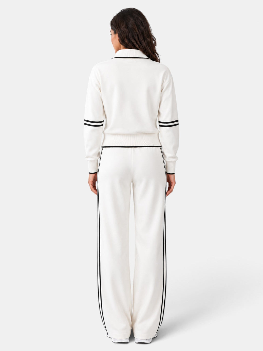 Conjunto sofisticado de mujer. Cuello alto y pantalón ancho. Moda femenina de dos piezas, elegante y moderna.