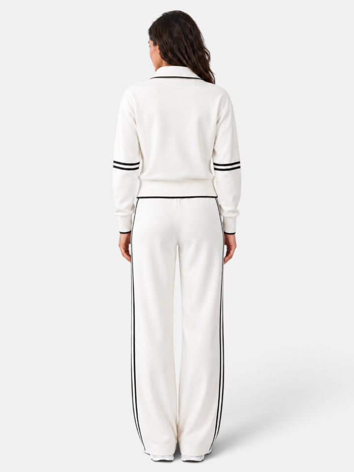 Conjunto sofisticado de mujer. Cuello alto y pantalón ancho. Moda femenina de dos piezas, elegante y moderna.
