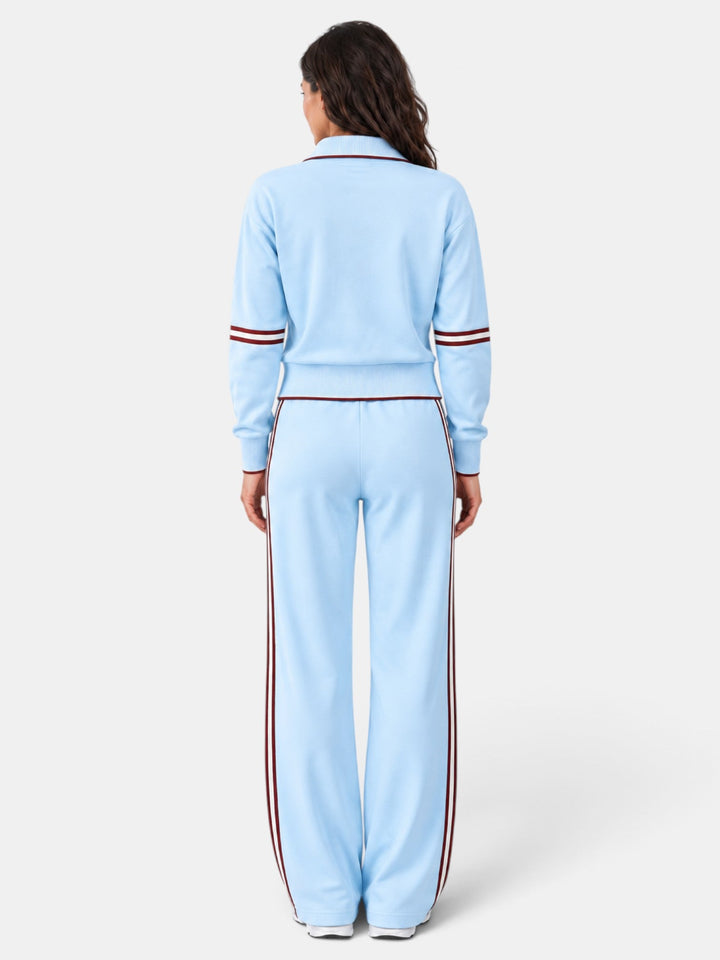 Conjunto de mujer, dos piezas. Cuello alto y pantalón ancho. Ropa elegante y cómoda, ideal para moda femenina.