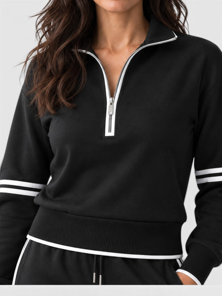 Moda femenina: Conjunto de mujer con top de cuello alto y pantalón ancho. Ropa elegante y moderna de dos piezas.
