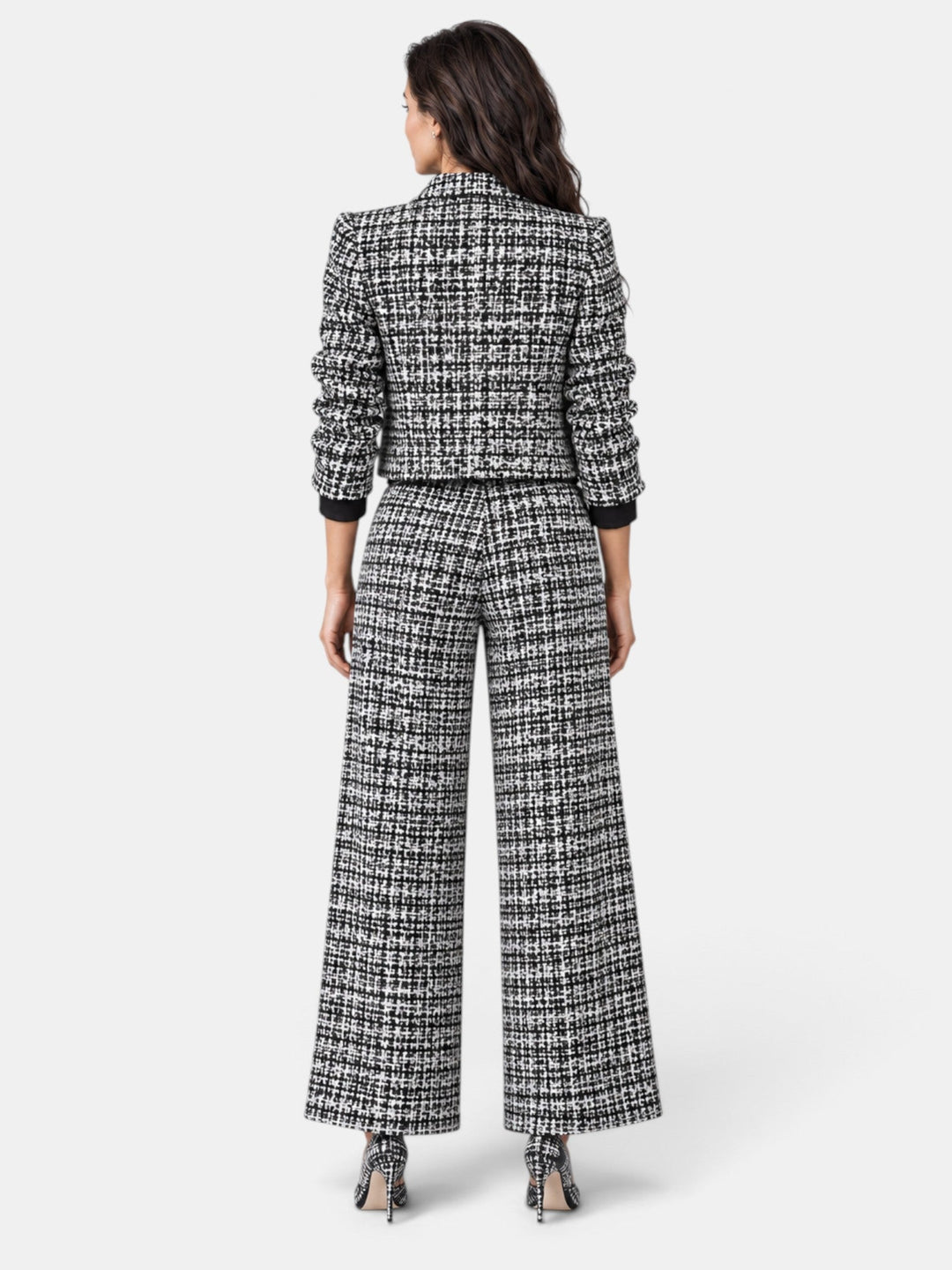 Conjunto femenino casual-elegante de pantalón ancho y top a cuadros. Moda versátil para la mujer moderna.