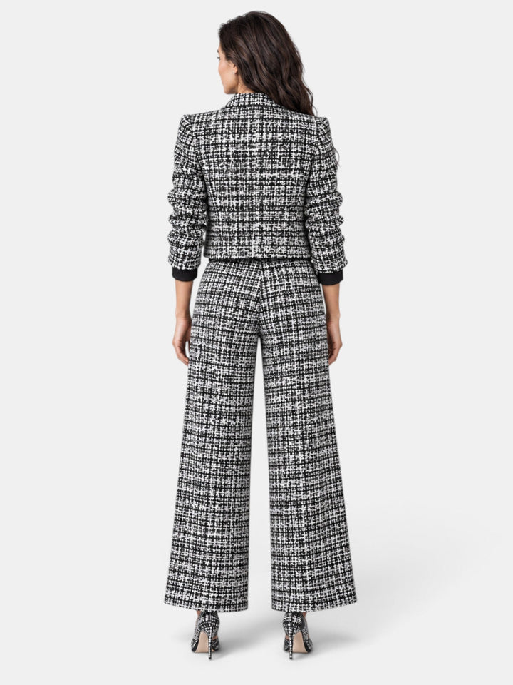 Conjunto femenino casual-elegante de pantalón ancho y top a cuadros. Moda versátil para la mujer moderna.