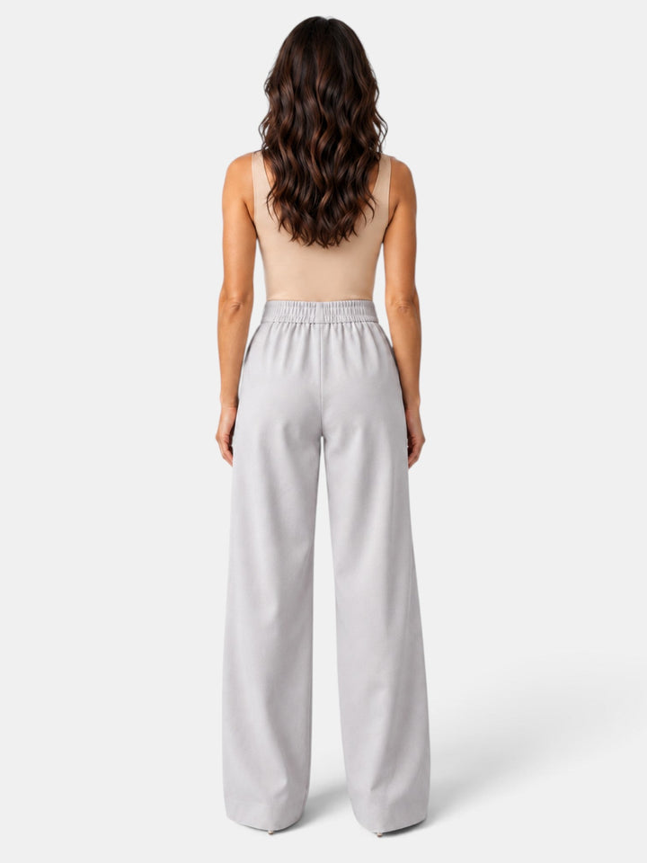 Pantalón moderno de mujer, corte pierna ancha. Elegante y cómodo para oficina o look casual de primavera.