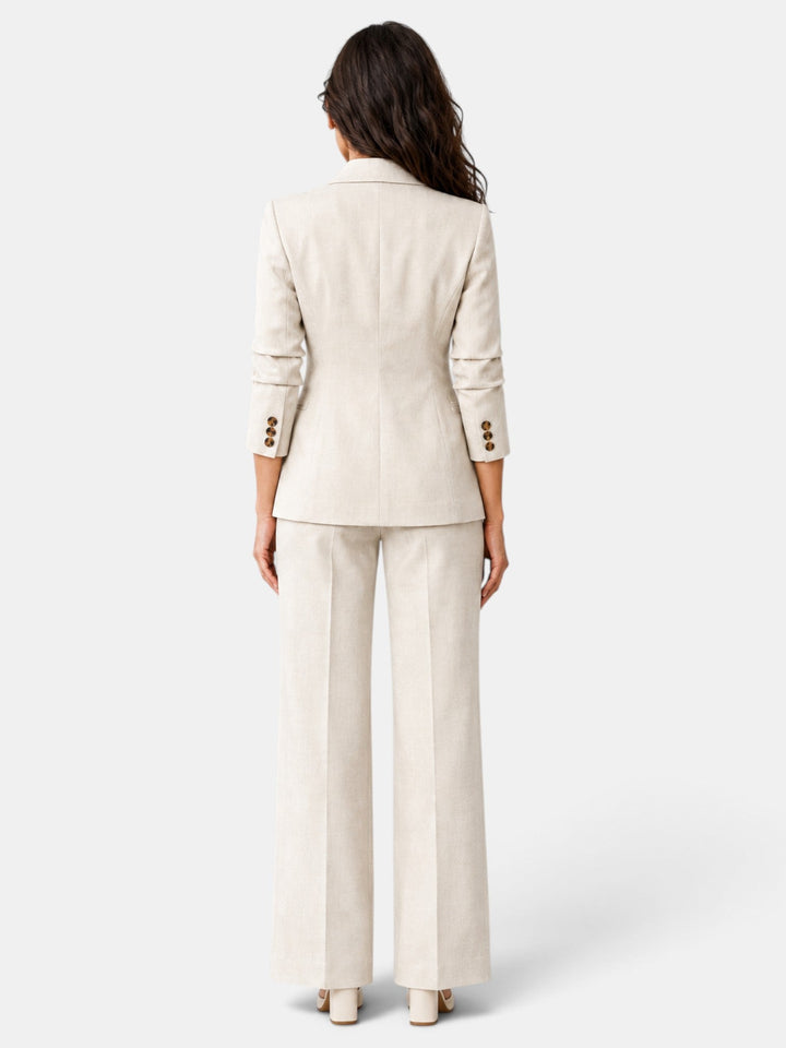 Pantalón ancho elegante de mujer, ideal para combinar con blazer en atuendos formales.