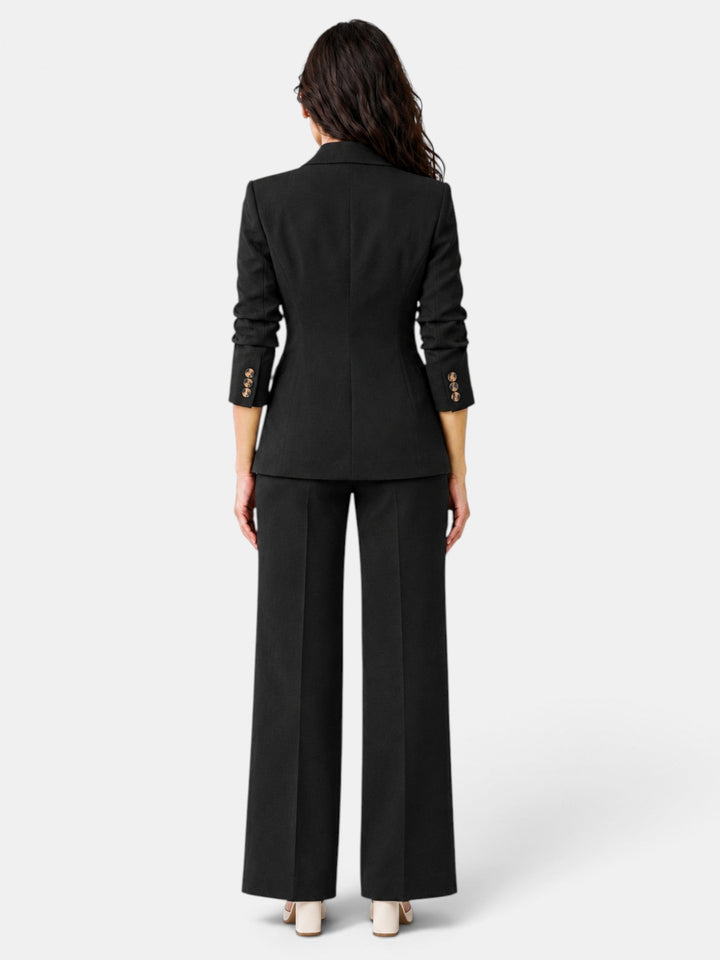 Traje de mujer con blazer y pantalón ancho, creando un estilo sofisticado para el ambiente laboral.