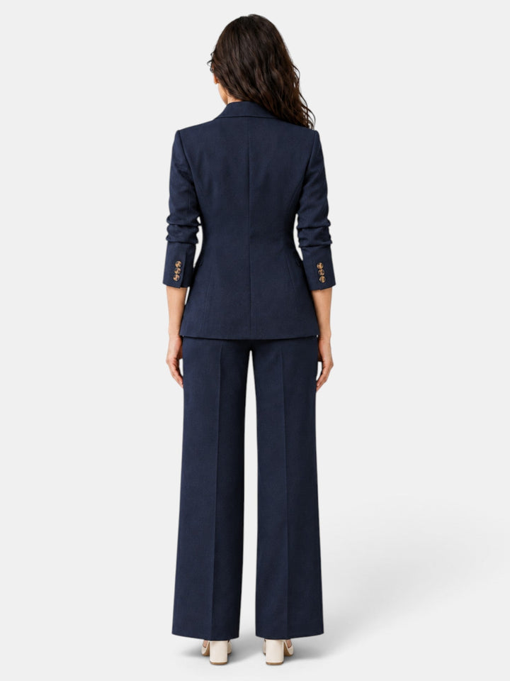 Traje de mujer elegante con blazer y pantalón ancho, conjunto esencial para un look profesional.