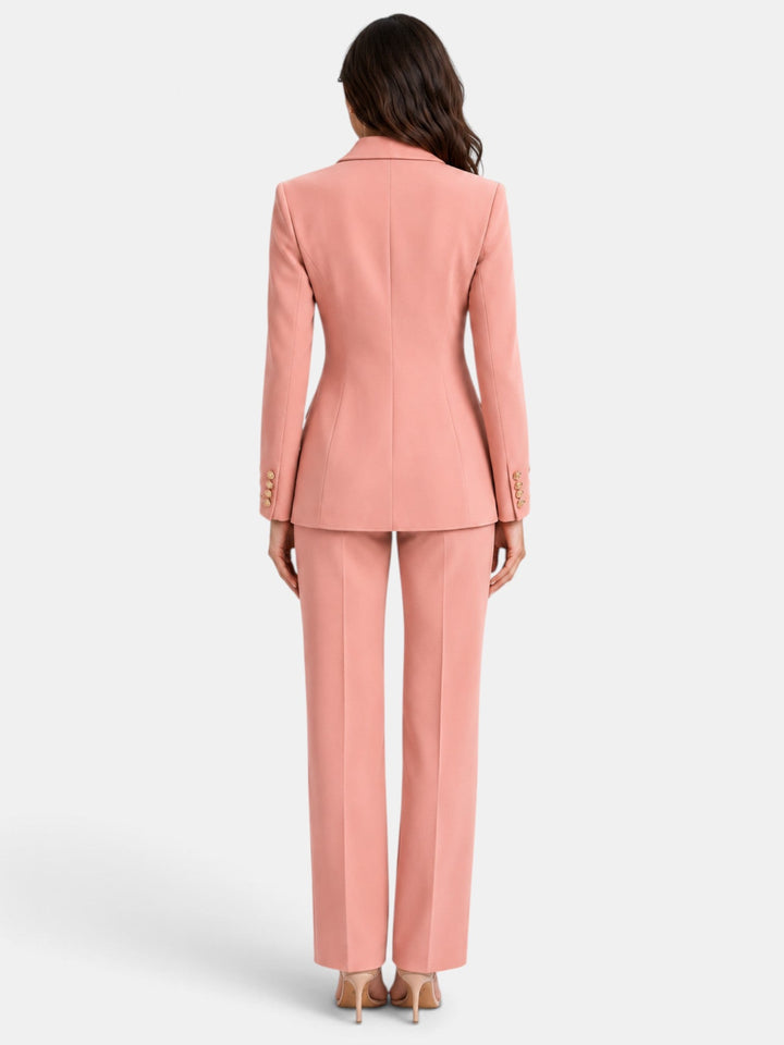 Traje elegante blanco con blazer y pantalón ancho. Perfecto para un look profesional y versátil.