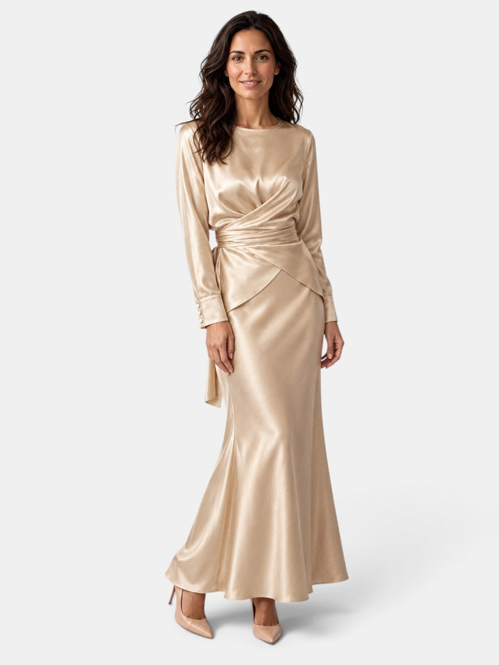 Elegante conjunto de satén champán para mujer, top y falda sirena. Ideal para fiesta y boda.