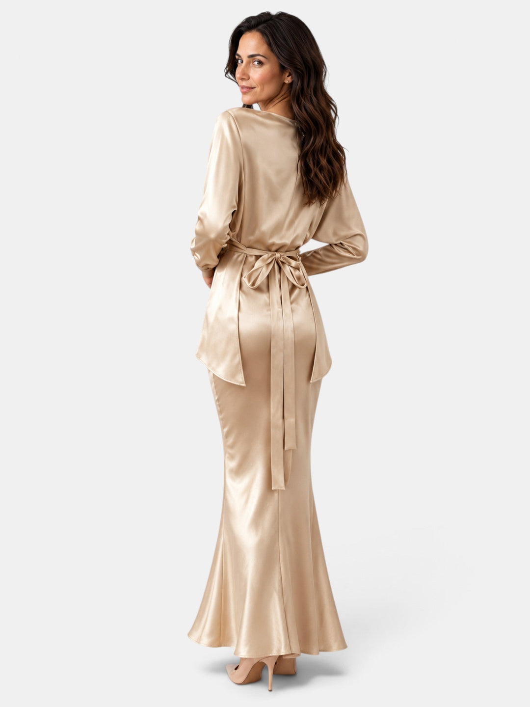 Mujer luciendo conjunto de fiesta de satén champán. Incluye top elegante y falda sirena de noche.