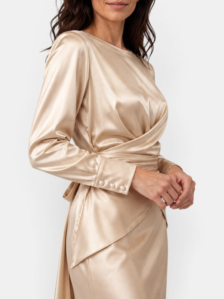 Conjunto dos piezas mujer: top y falda sirena de satén champán. Vestido de noche elegante para boda.