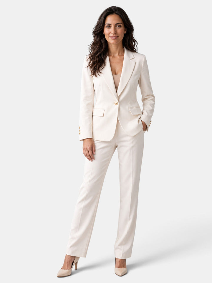 Traje elegante de oficina para mujer, blazer y pantalón estilizado. Conjunto formal profesional.