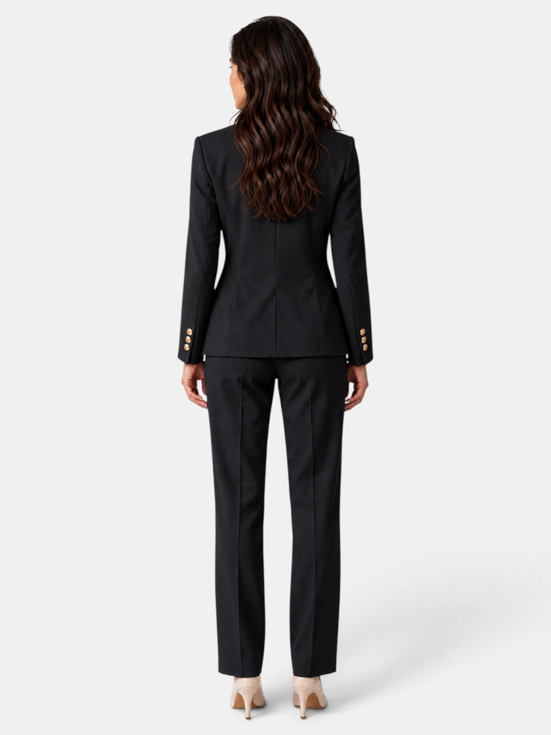 Traje de mujer estilizado: blazer de corte moderno y pantalón elegante. Vestuario profesional femenino.