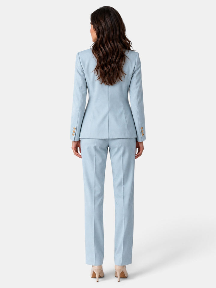 Elegante traje de mujer para oficina. Conjunto de blazer y pantalón, perfecto para vestuario profesional.