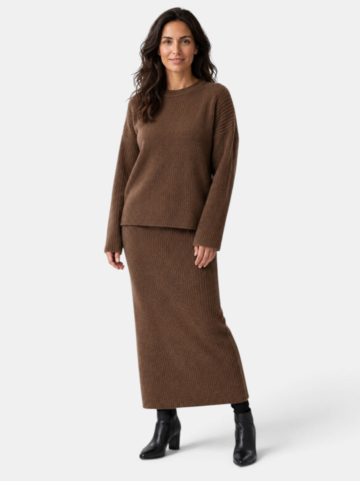 Conjunto elegante de suéter y falda para mujer. Atuendo versátil para oficina o look casual.