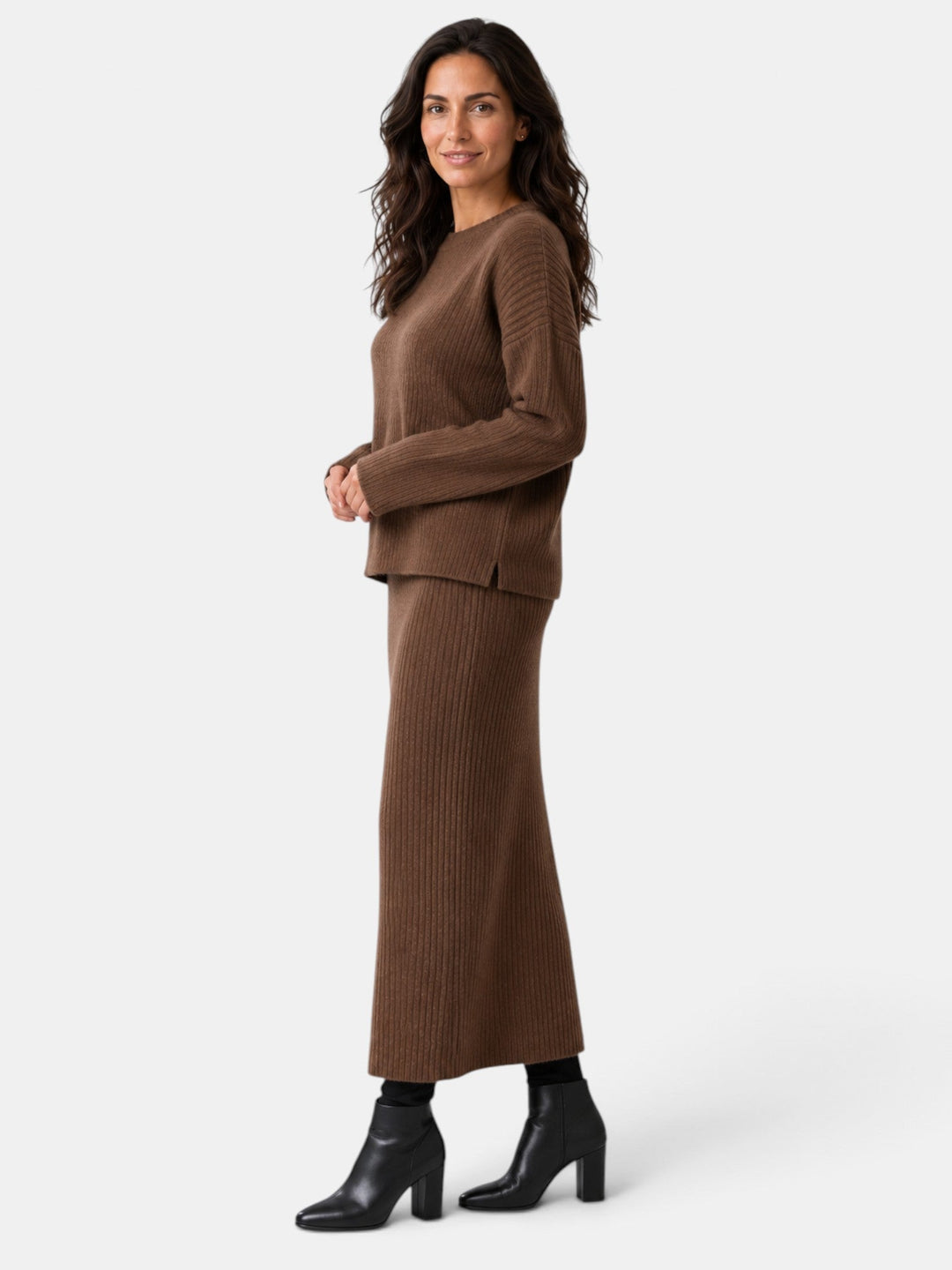 Suéter de punto y falda a juego. Conjunto de moda dos piezas, cómodo y elegante para mujer.