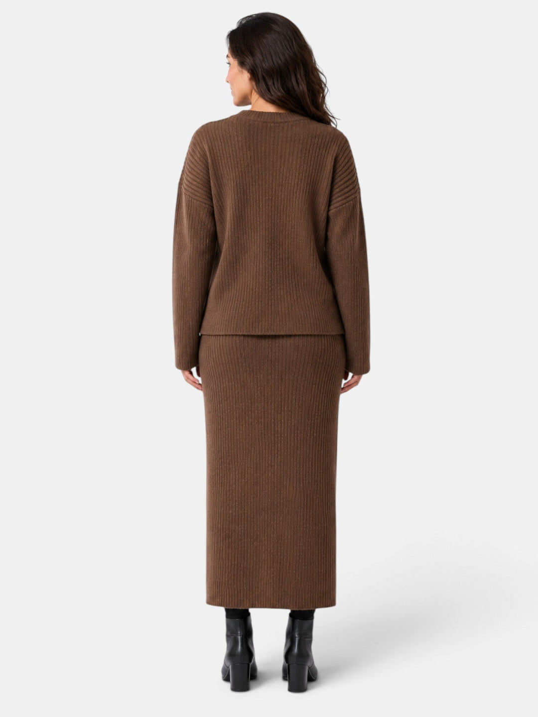 Conjunto de suéter y falda para mujer. Estilo versátil, ideal para la oficina o casual chic.