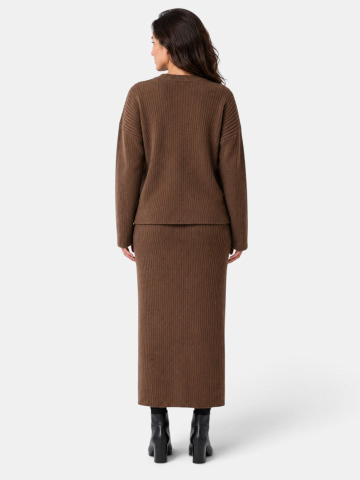 Conjunto de suéter y falda para mujer. Estilo versátil, ideal para la oficina o casual chic.